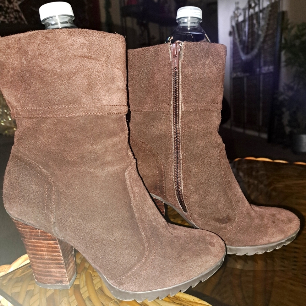 Ladies leather upper boots.